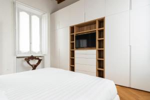 En eller flere senge i et værelse på Fifty Eight Suite Milan Santo Stefano