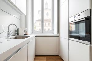 A kitchen or kitchenette at Fifty Eight Suite Milan Santo Stefano