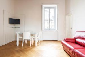 A television and/or entertainment centre at Fifty Eight Suite Milan Santo Stefano