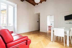 A television and/or entertainment centre at Fifty Eight Suite Milan Santo Stefano