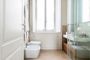 A bathroom at Fifty Eight Suite Milan Santo Stefano