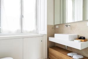 A bathroom at Fifty Eight Suite Milan Santo Stefano