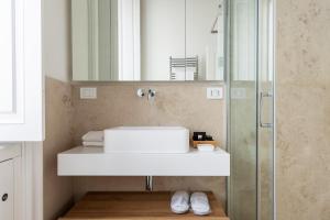 A bathroom at Fifty Eight Suite Milan Santo Stefano