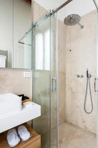 A bathroom at Fifty Eight Suite Milan Santo Stefano