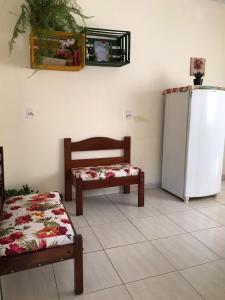 um quarto com dois bancos e um frigorífico em Recanto Magalhães em Barra do Garças