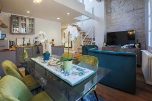 Televízia a/alebo spoločenská miestnosť v ubytovaní Apartments Florence - Angel's Loft