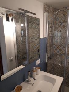 y baño con lavabo y ducha. en In Vino Veritas, en Sulmona