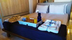 Una cama con una bandeja de comida. en Havenly Loft en Mitilene