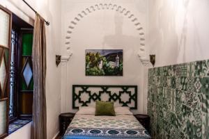 um quarto com uma cama em um quarto em Dar Rehla em Tetouan
