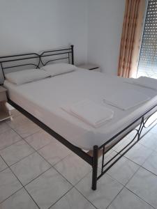 1 cama blanca grande en una habitación en Hellenic Sun, en Lassi