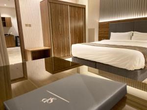 ジッダにあるSarwat Park Hotel Jeddahのベッドとテーブルが備わるホテルルームです。