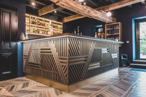 un bar con tabique de madera en una habitación en Domaine d'En Fargou, en Saint-Sulpice