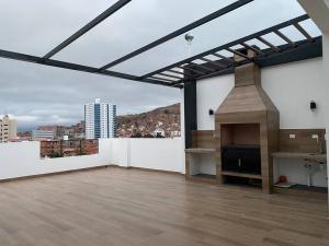 una amplia sala de estar con vistas a la ciudad. en Americas Apartment en Sucre