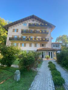 - un bâtiment avec des balcons sur le côté dans l'établissement Hotel Parco Erosa, à Abbadia San Salvatore