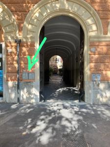 una flecha verde en el lateral de un edificio en Cinemovie Guesthouse en Roma