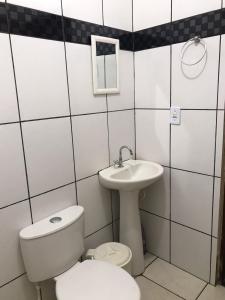 バラ・ド・ガルサスにあるEspaço Magalhãesのバスルーム(トイレ、洗面台付)