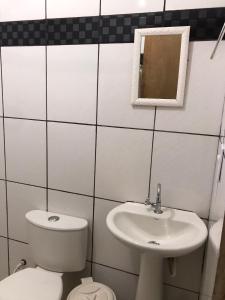 łazienka z toaletą i umywalką w obiekcie Espaço Magalhães w mieście Barra do Garças