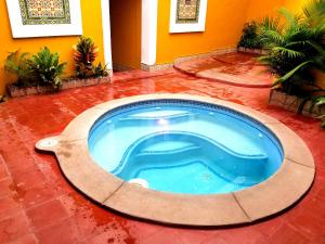 ein kleines Schwimmbad in der Mitte eines Hauses in der Unterkunft Casa del Agua in Granada