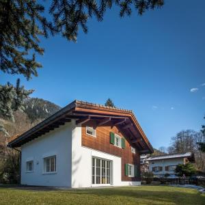 Haus Wick في Klosters Serneus: منزل على سقف بني