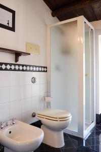 uma casa de banho com um WC e um lavatório em Attico con terrazza sul porto em Palermo