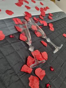 ein Weinglas mit roten Blumen auf dem Tisch in der Unterkunft B&B The View all'Acquedotto in Rom