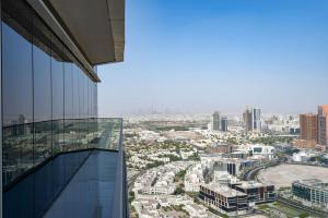 vista sulla città dalla parte superiore di un edificio di Exquisite Apartment Minutes Away from the Beach a Dubai