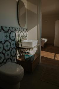 bagno con lavandino, servizi igienici e specchio di Casalloro a Valdagno
