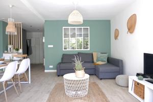 salon z kanapą i stołem w obiekcie Bandol AZUR - 2 chambres, balcon, bord de mer, wifi, climatisé et parking privé w mieście Bandol