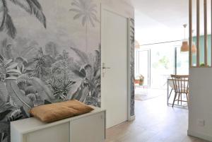 salon z muralem palmowym w obiekcie Bandol AZUR - 2 chambres, balcon, bord de mer, wifi, climatisé et parking privé w mieście Bandol +20 zdjęć