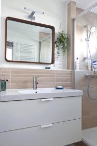 Łazienka w obiekcie Bandol AZUR - 2 chambres, balcon, bord de mer, wifi, climatisé et parking privé