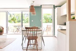 Kuchnia lub aneks kuchenny w obiekcie Bandol AZUR - 2 chambres, balcon, bord de mer, wifi, climatisé et parking privé