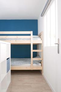 Łóżko lub łóżka w pokoju w obiekcie Bandol AZUR - 2 chambres, balcon, bord de mer, wifi, climatisé et parking privé