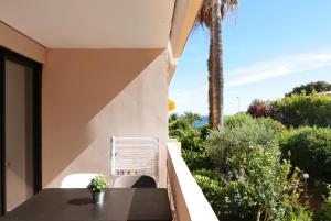 Ogród w obiekcie Bandol AZUR - 2 chambres, balcon, bord de mer, wifi, climatisé et parking privé