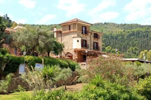 una vieja casa de piedra en la cima de una colina en Hotel Hermitage, en Castellabate