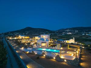 una ciudad iluminada por la noche con luces en Costa Pounda Villas with private pools, en Agia Irini Paros