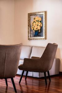 two chairs in a living room with a couch at Guanapay Home en el Centro de Teguise in Teguise