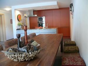 kuchnia z drewnianym stołem w pokoju w obiekcie Haus Rätia App 17 w mieście Klosters
