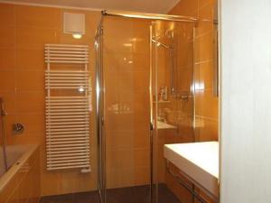 W łazience znajduje się prysznic i umywalka. w obiekcie Haus Rätia App 17 w mieście Klosters
