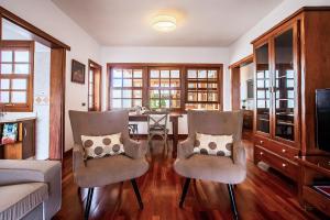 sala de estar con sillas y mesa de comedor en Guanapay Home en el Centro de Teguise en Teguise