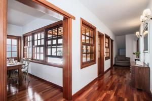 sala de estar con mesa y ventanas en Guanapay Home en el Centro de Teguise en Teguise