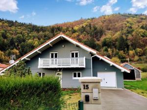 a house with a balcony on top of it at Le Vivaldi, Au cœur du massif vosgien avec terrain de pétanque in Rochesson