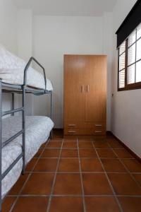 阿達萊斯的住宿－Apartamento LLanos de belen，客房设有两张双层床和橱柜。