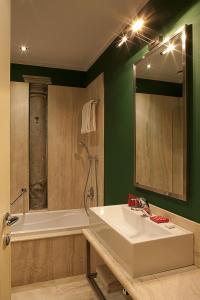 La salle de bains est pourvue d'un lavabo et d'une baignoire. dans l'établissement Hotel 500 Firenze, à Campi Bisenzio