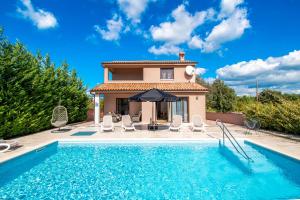 Bazén v ubytovaní VILLA Moki mit privatem beheizbarem Pool alebo v jeho blízkosti