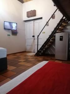 een kamer met een trap en een rood tapijt bij Hotel Chalet Casa Grande in Nobsa
