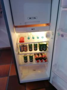 een open koelkast gevuld met veel voedsel bij Hotel Chalet Casa Grande in Nobsa