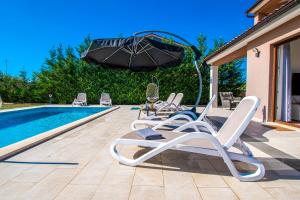 Bazén v ubytovaní VILLA Moki mit privatem beheizbarem Pool alebo v jeho blízkosti