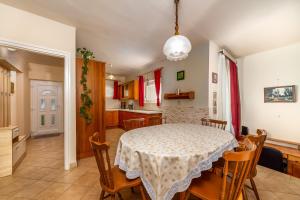 een keuken en eetkamer met een tafel en stoelen bij Schmidt nyaraló Fonyód in Fonyód