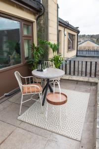 un patio con mesa y 2 sillas en The Bear, en Bath