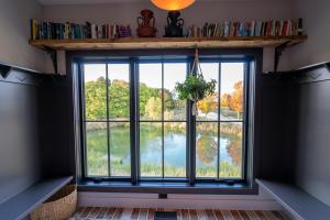 ein Fenster in einem Zimmer mit Aussicht in der Unterkunft Hook Of The Hamate in Fennville